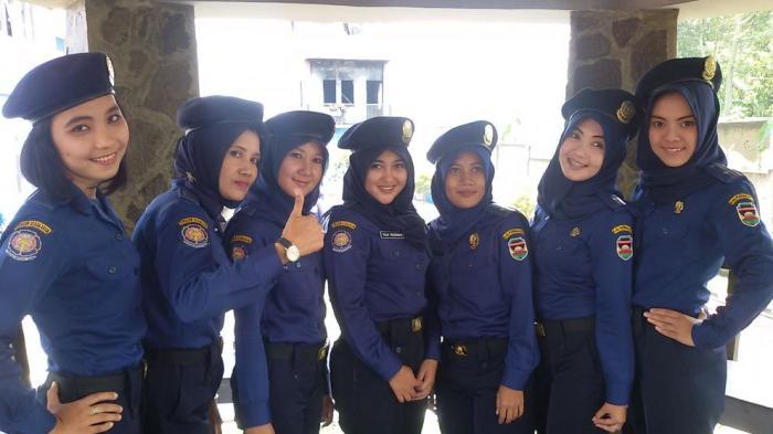 Petugas Pemadam Kebakaran Cantik