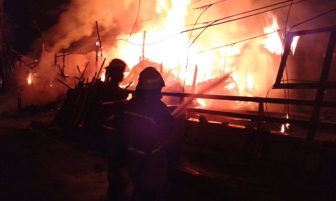 Illustrasi Korsleting Listrik, Rumah di Majalengka Dilalap Api