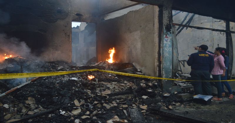 Ilustrasi Kompleks Kostrad Terbakar, Satu Mobil Damkar Terguling